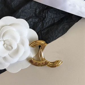 23SS Simple Brand Letter Designer Pins Brosches for Women Men Leather Fashion Crystal Pearl Copper Brosch Gold Plate Pin smycken P247V