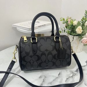 Travesseiro de letra de couro de bolsa de grife feminino bolsas de crossbody designers mulheres homens pequenas mão compras lady ombro saco de ombro carteira