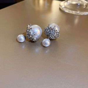 Grand sens du design de niche en forme de C, boucles d'oreilles en perles irrégulières avec un tempérament cool. Des boucles d'oreilles