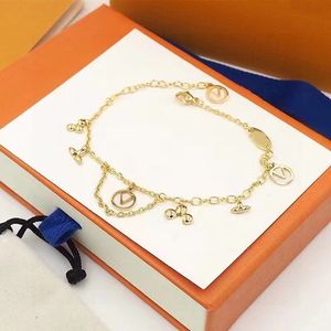 Klassische Armbänder Armreifen Gold plattiert Edelstahl Blütenbuchstaben Anhänger Liebhaber Armband Manschette Kette Frauen Armband für Geburtstagsgeschenk