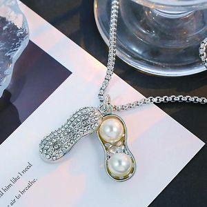 Collane con ciondolo Design di nicchia di lusso Collana di moda con perle imitazione di arachidi Squisita catena di gioielli in acciaio inossidabile