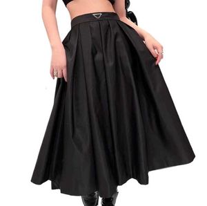 Vestido de duas peças Designer mulheres vestido moda re-nylon vestidos casuais verão super grande saia mostrar calças finas saias de festa preto roupas femininas tamanho S-L W100