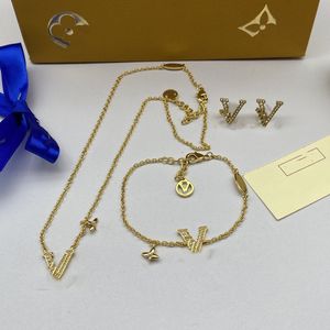 Colar banhado a ouro 18K designer para mulheres joias da moda ouro prata flor carta com colar de diamantes e conjuntos de pulseiras conjunto de presente de festa de casamento terno combinado