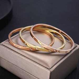 Bracciale a vite di design Bracciale gioiello di lusso di lusso CARRIGE ORIGINALE Diamond Gold 18K Trendy per donne Braccialetti in unghie Bracciale in argento OTMF