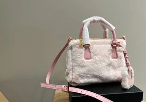 pradity väska vinter plysch crossbody väska berömd designer galleria saffiano handväska 3 färger kvinnor mjuka varma mini tote väskor mode lyxig skylt axel väska handväska