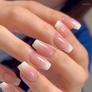 Unhas falsas usando peças de armadura curtas com bastão de beleza gradiente rosa e branco em design de prensa falsa