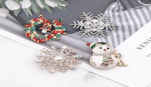 シルバーカラークリスマスクリスタルスノーフレークブローチカラフルなエナメルツリーパンのギフトジュエリー装飾ピンスノーマンベルブローチ9130241