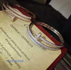 Bracciale di designer di lusso di alta qualità Bracciale per pneumatici per auto Ciondolo da donna in oro con stella a cielo pieno Bracciale per casa con diamanti rosa Chiodo Alta moda semplice con scatola originale