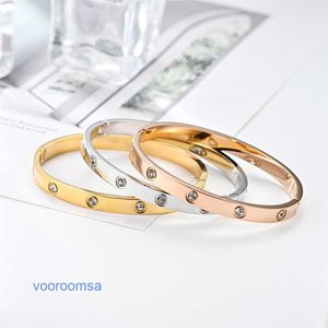 Bracciale in edizione di alta qualità Coppia di moda per pneumatici per auto di lusso leggeri Ten Diamond Titanium Steel Womens Trend Full Sky Star incolore con scatola originale