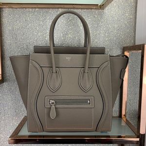 حقيبة يد صغيرة الأمتعة في Calfskin Calfskin Mini Luggage فريدة من نوع