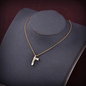 F Designer Inlaid Gemstone Pendant Necklace Fashion Metal Jewel Splicing Necklace Womens Minimalist Link Chain Necklace Clavicle Chain Ornament