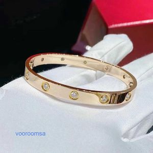 Bracciale di design classico di pneumatici per auto per uomo e donna Coppia di moda con dieci diamanti in acciaio al titanio di alta qualità pieno di stelle Aperto con scatola originale