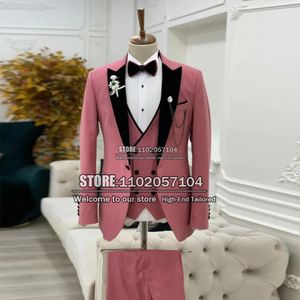 Jaquetas primavera/verão rosa ternos masculinos 3 peças formal casamento smoking feito sob encomenda preto lapela casaco + colete + calças ternos para hombre vestido