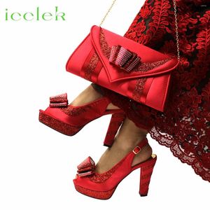 Kleidschuhe Rote Farbe Modische italienische Frauen Passende Tasche mit Applikation Reife afrikanische Damen Super High Heels Sandalen für Party