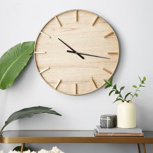나무 곡물과 금속 벽 시계