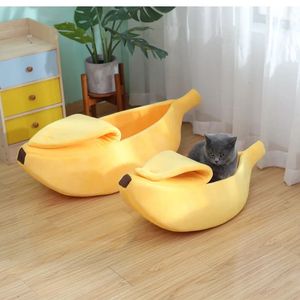 Banana Cat Bed House Śliczna klatka chomika łóżek na maty dla kota ciepłe przenośne koszyk domowy pies poduszka kota dostarcza zabawne akcesoria dla zwierząt 240102