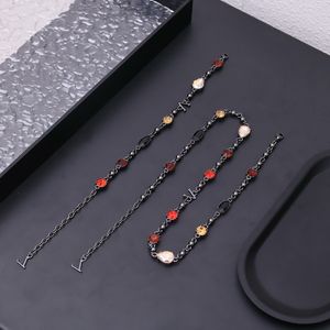 Europe America Fashion Light Necklace Armband Män Kvinnor Svartfärg Metall Graverad V Letter Färgade kristallkedjesmycken Set M1204A