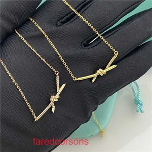 Högkvalitativ tifannissm rostfritt stål designer halsband smycken v guldplätering t familj fjäril knut med diamantelektroplatta