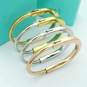 2024tiffanyism armband lyxdesigners armband guldarmband för kvinnor älskar smycken stämpel stämpel gravering brev armband mode elegant smycken present B h9aa