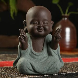 Statue di Buddha piccolo monaco color sabbia ceramica home club decorazione geomantica Figurine di sabbia viola Tea Pet 240102