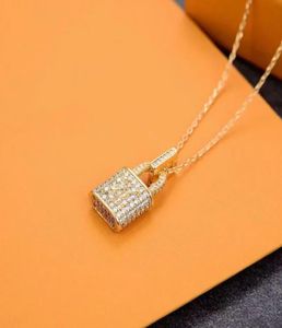 Den högkvalitativa lyxiga smycken Guldkedjan hängande Freeshipping Bijoux Designer Full Diamond Lock Necklace Gift Original Packaging 8795989