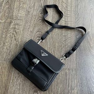 Crossbody designer väskor man lyxig handväska nylon väska kameran väska läder messenger väska kvinnor klassisk underarm axel väska mode hobo koppling väska hög kvalitet