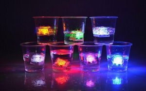 Mini luci da festa a LED Quadrati che cambiano colore Cubi di ghiaccio a LED Cubi di ghiaccio luminosi Lampeggiante Lampeggiante Novità Fornitura per feste1858181