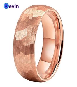 Anel de martelo de ouro rosa, aliança de casamento de carboneto de tungstênio para homens e mulheres, acabamento escovado martelado multifacetado, 6 mm 8 mm, conforto fit3110790