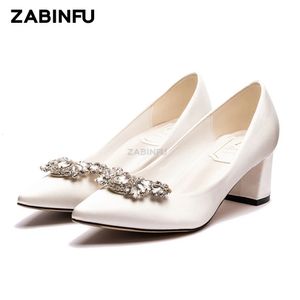 Branco casamento noiva sapatos femininos bombas de luxo strass cetim apontou toe salto grosso casamento vestido de seda sapatos de noiva 240102