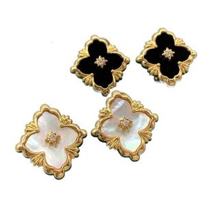 Stud Stud Italy Luxury Clover Designer Studörhängen för kvinnor Retro Vintage Simple Shell Clip on Ear Rings Party Jewelry Designer örhängen Högkvalitativ 2024 3UBW