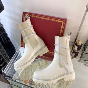 2024 Rhinestone Snake Strass Wraparound chunky Half Boots White Leather Womens Low Heel Martin Boots Huchice Duty Duty Luxury Designer For Women Fashion Boot