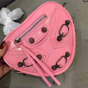 Le Cagole bolsa de motocicleta 2024 Valentine em forma de coração amor crossbody mini couro designer rebite coração bolsa de ombro feminino preto branco rosa bolsa de luxo