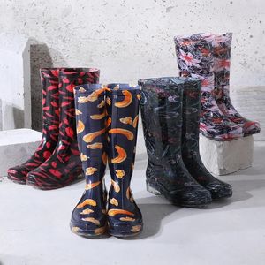 Comemore Rainboots Kobiety wysokie długie buty bez poślizgu wodoodporne buty deszczowe deszczowe modne druk Mid Calf Galoshes 240102