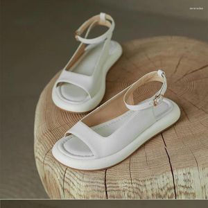 Sandallar Kadınlar İçin Sıradan Düşük Topuk PU 2024 Moda Yaz BCKLE Strap Ladies Ayakkabıları Solid Kauçuk Düz ile