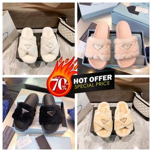 Luxury P Kvinnor med Box Designer Fur Slippers Sandaler Flat Slides Flip Triangle Leather Outdoor Loafers Shoes Beachwear Slippers Black White Summer Shoes