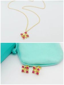 Classic T Family Cross HalsaceFour Leaf Clover Halsband hängen för kvinnor Girl Valentine's Engagement smycken-gåva grossist