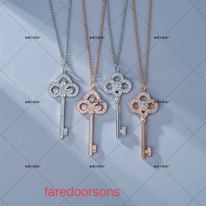 TifannisSM Necklace Classic Popular Temperamen T Family Heart Crown Key Necklace High Version V Gold Lock Bone Chain tröja Simple