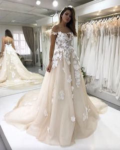 Vendita calda Abiti da sposa con applicazioni floreali 3D Una linea al largo della spalla Plus Size Abiti da sposa Cattedrale Bottoni in tulle Indietro Vestido De Novia