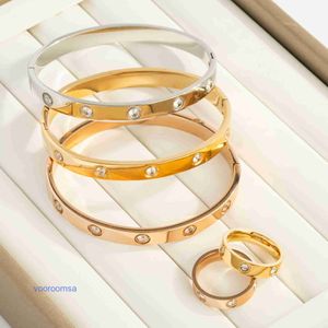 Luxus-Armreif, Designer-Schmuck, Herren-Armband, hochwertige Autoreifen-Live-Übertragung, leichter Luxus, High-Sense-Titanstahl, zehn Diamanten, Gold mit Originalverpackung