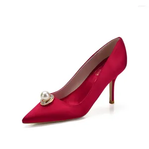 Sandaler bröllopskor kvinnor pumpar pärla spetsiga röda höga klackar stilett kvinna