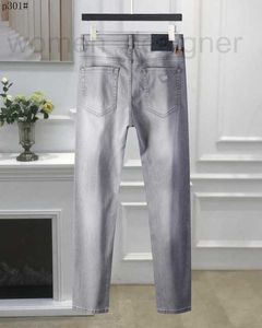 Jeans masculinos designer jeans masculinos designer mais recente listagem skinny jeans mens triângulo etiqueta letras padrão floral impressão calças jeans homens moda hip hop cinza bd8x