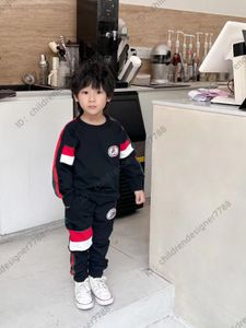 Roupos de grife de roupas de bebê Autumn Kids Set Tacksuits 2pcs Splicing Design Jaqueta com capuz e calça elástica da cintura