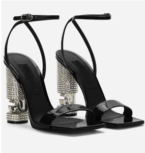 Design de luxo Sandálias de bezerro polido sapatos com strass saltos Keira preto couro envernizado vestido de casamento elegante bombas EU35-43 com caixa