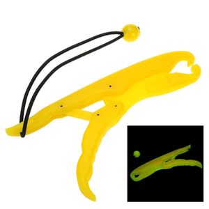 Factory price light weight pp plastic lip grip floating on water carp fishing tackle Outdoors Luminous Fishing Grabber