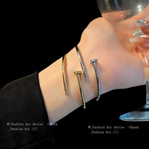 En klassisk patrtres Bangle Real Gold Electropated Zircon Nail Armband 2024 Ny mångsidig liten och avancerad elegant hantverkskort