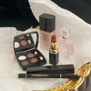 Parfüm-Designer-Make-up-Set, 15 ml, Parfüm, Lippenstifte, Eyeliner, Mascara, Grundierung, 6 Stück mit Box, Lippen-Kosmetik-Set für Frauen, Geschenk, schnelle Lieferung