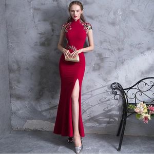 Abbigliamento Ricamo di alta qualità Moderno Cheongsam Rosso Sexy Qipao Abito lungo tradizionale cinese Abiti in stile orientale Vestido De China