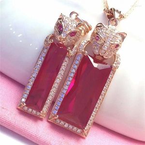 Kedjor 585 Purple Gold Crystal Ruby Leopard's Head Shape Pendant Necklace 14K Rose Hip-Hop Style SMEEXKE för män och kvinnor