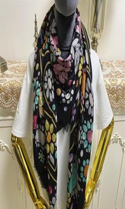 Ny stilstorlek 130 cm 130 cm Silk Wool Material Print Letters Flowers Mönster Black Color Beautiful Square Scarves Shawl For Women959876095