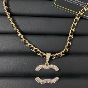 Diamond Designer Halsband Letter Pendants Men Womens Brand Crystal Choker Chain 18K Gold-Plated Titanium Steel Halsband smycken bröllop födelsedagsfest